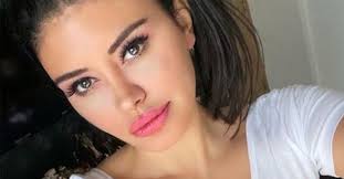 Ebru polat sahne aldığı mekanda sosyal medya kullanan erkek dinleyicilerine göndermede bulundu. Ebru Polat Hayraniyla Evlenecegini Duyurdu