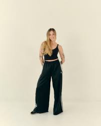 Hello to my followers! With so many new faces here, I thought now would be  a great time to reintroduce myself. ⠀⠀⠀⠀⠀⠀⠀⠀⠀ I'm a certified Polestar  Pilates Practitioner with a Diploma in