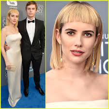 Дочь актёра эрика робертса и племянница джулии робертс. Emma Roberts Shows Off New Bangs At Critics Choice Awards 2018 2018 Critics Choice Awards Critics Choice Awards Emma Roberts Evan Peters Just Jared Jr