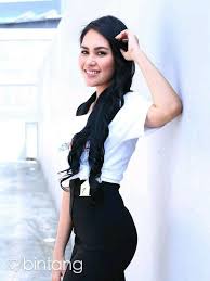 Kartika Putri Indonesian Babe High Waisted Skirt Celebs Fashion