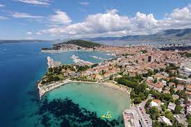 Split je nádherné město ve střední dalmácii v jižní části chorvatského pobřeží jaderského moře. Chorvatsko Split Dovolena Apartmany Domy Vily Soukrome Ubytovani Split Apartman Vila U More