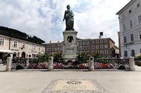 Visit the composer's residence and birthplace, then explore the altstadt (old city), taking in the baroque architecture. Stadt Salzburg Welterbe Salzburger Altstadt