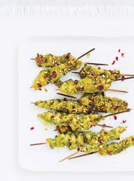 Mini Brochettes De Poulet Au Pesto Aux Canneberges Et Aux Pistaches Ricardo Recipe Ricardo Recipe Chicken Skewers Pistachio Recipes