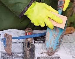 Best way to clean garden tools. How To Clean Garden Tools Organic Gardening Mother Earth News