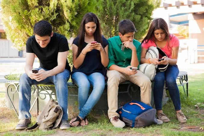 Adolescentes con celular Images - Free Download on Magnific (formerly Freepik)