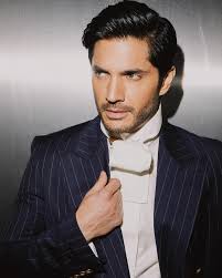 Platicamos con el actor @danielelbittar sobre su nueva telenovela titulada  “Amanecer” que se estrenará en los próximos meses. El personaje de Daniel  será un antagónico del que nos contó algunos detalles. Sigue