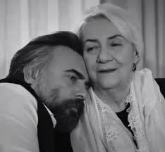 Karakter oyunculuğunda genç yetenekler arasında gösterilen vurdem, birçok yapımda boy gösterdi. Eskiya Dunyaya Hukumdar Olmaz Oyuncularindan Duygulandiran Paylasim Magazin Haberleri