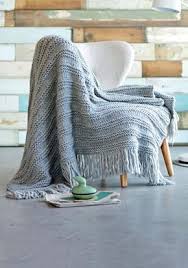 Decken für den winter sind im vergleich zu sommerdecken nicht zwangsweise dicker, bestehen jedoch meist aus eine zu große decke liegt gern auf dem boden auf, eine zu kleine hält kaum warm. 10 Simple Anleitungen Decke Stricken Einfach Wolldecke Stricken Decke Stricken Hakeln