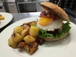 Puoi prepararli da solo e creare un pasto decisamente più salutare. Hamburger Gourmet Con Cipolla Rossa Di Tropea Caramellata Uovo E Bacon Picture Of La Chiesetta Piacenza Tripadvisor