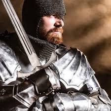 D'une chainse (chemise), de chausses (bas de lin). Les Chevaliers Moyen Age Terressens