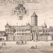 När tre kronor bränts till marken fick den dåvarande kungafamiljen, som bestod av karl xi:s barn och deras farmor, tillfälligt flytta till wrangelska palatset på riddarholmen. Stockholms Slott Sverige