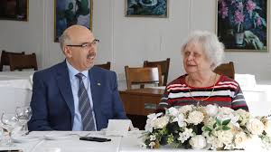 Fuat sezgin yılı toplantısı'nda önemli açıklamalarda bulundu. Rektorumuz Ursula Sezgin Ile Bir Araya Geldi