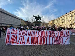 La didattica a distanza o dad ha assunto un ruolo molto importante nella comunità scolastica moderna, visto che permette di sopperire ad eventuali problemi dell'edificio scuola o a emergenze sanitarie per poter continuare a insegnare e studiare senza dover dipendere per forza dalla didattica in presenza. Sciopero Scuola 29 Gennaio Studenti In Piazza Per Un Rientro Sicuro In Classe Orizzonte Scuola Notizie