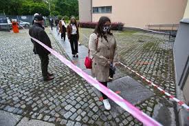 W związku z sytuacją epidemiczną rozpoczynające się w środę próbne egzaminy maturalne przeprowadzone będą w. Ykrmb Ey0yeznm