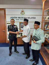 Dpm ertinya seseorang pegawai imigresen berpangkat pegawai imigresen kanan atau pegawai imigresen tinggi yang mahir berkenaan kawad dan protokol, dilantik oleh ketua pengarah sebagai drill and protocol master bagi jabatan imigresen malaysia Kunjungan Hormat Kepada Ketua Pengarah Imigresen Malaysia Kolej Universiti Islam Pahang Sultan Ahmad Shah