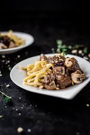 Nach Der Vorspeise Kommt Das Hauptgericht Passend Zum Weihnachtsfest Gibt Es Ein Edles Rehgulasch In Rotwein Thymian Sosse Rehgulasch Rezepte Sonstige Rezepte