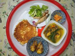 Makan dalam talam dihidangkan untuk dua hingga enam orang. Nanyfadhly Hidangan Makanan Di Atas Talam Seribu Satu Kenangan