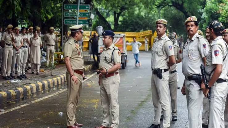 BREAKING: দিল্লির একাধিক স্কুলে বোমা হামলার হুমকি, পড়ুয়া-শিক্ষকদের সরিয়ে ম্যারাথন তল্লাশি শুরু