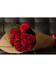 Tre rose rosse indicano un amore sbocciato al primo sguardo, cinque rose rosse implicano un amore potente e intenso, dieci è il numero perfetto, undici rose rosse mostrano un. Mazzo Di Rose Rosse Spedizione A Domicilio