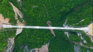 Podul suspendat yunduan din sticla (denumit si podul cloud , aflat in parcul geologic din suburbia municipiului chongqing (din sudul chinei , este considerat cel mai lung pod de acest gen din lume si a fost deschis oficial publicului zilele trecute.\nconstruit deasupra unei prapastii, la o altitudine de 1.010. Nu Te Uita In Jos Cum AratÄƒ Podul De SticlÄƒ Din China Care AtarnÄƒ De Un Fir De AÅ£Äƒ Peste PrÄƒpastie