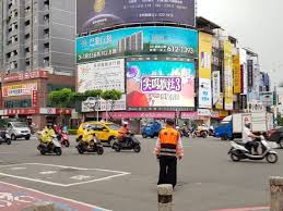 Stayreal 是由台湾 乐团 五月天主唱阿信与台湾知名插画家 不二良所共同创立的潮流品牌。 2007年成立至今，事业版图除了台湾，在中国大陆、香港、东京均有设点，共有20多家门市。 2011年起开设连锁品牌咖啡厅stayreal café。 æ¼¢ç¥žå·¨è›‹ç²¾è¯é»žä½ é«˜é›„å¸‚å·¦ç‡Ÿå€çœ‹æ¿ çœ‹æ¿çŽ‹