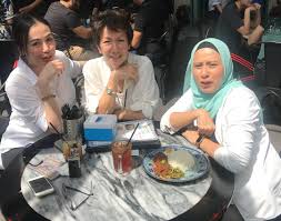 Descubre lo que maría saloma (mariasmaq) encontró en pinterest, la colección de ideas más grande del mundo. Duduk Sebelah Anak Sendiri Nampak Macam Adik Beradik Melissa Saila Tak Makan Tua Nona
