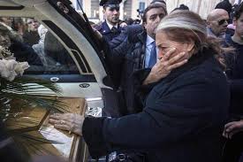 Da domani sera su rai storia in onda le puntate dedicate alla grande melato. L Ultimo Saluto A Mariangela Melato Il Dolore Di Renzo Arbore
