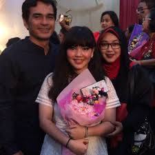 Rina gunawan sendiri sebenarnya telah memulai bisnis wedding organizer nya ketika ia masih aktif sebagai artis. 10 Potret Memesona Karnisya Rahma Putri Teddy Syah Rina Gunawan
