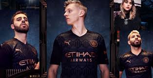 Новая форма манчестер сити выполнена в белом цвете и посвящена присоединению. Manchester Siti Predstavil Chernuyu Vyezdnuyu Formu Na Sleduyushij Sezon Chempionat Anglii