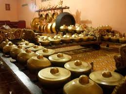 Gamelan sendiri merupakan seperangkat alat musik tradisional yang terdiri dari gong, kendang, kempul dan gambang. Alat Musik Tradisional Jawa Tengah Nama Gambar Penjelasan