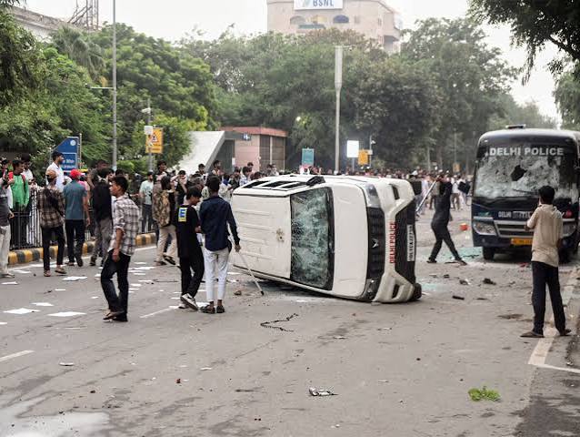 Delhi police register 5 FIRs for vandalism during CJP protest