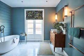 Une Cuisine Et Une Salle De Bain Modernisees Dans Une Maison Anglaise Planete Deco A Homes World Maison Anglaise Maison Salle De Bain