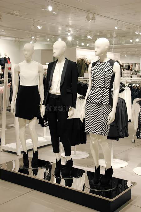 Magasin De Vêtements Avec Des Mannequins Habillés En Tenue De Ville Image stock - Image du jupe, affichage: 61715679