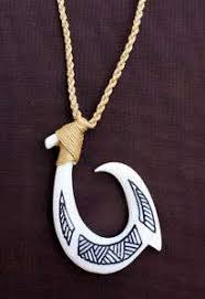 The row of fish (blue) next to the fish hook (red) clearly identifies it here as a symbol of prosperity: Maori Tribal Tattoo Fish Hook Zinn Anhanger Surfer Maui Boarding On Popscreen