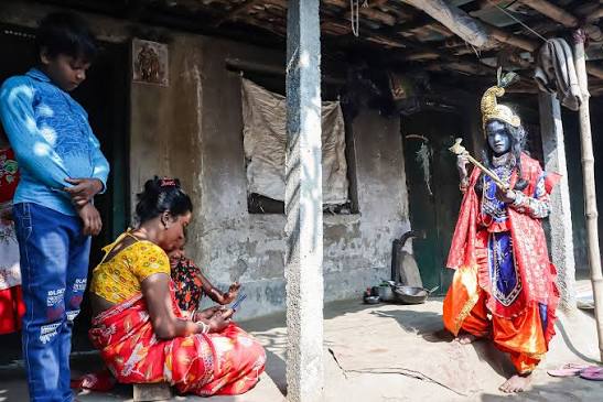 Behrupiya " ( Hanuman or Manky ) A "Behrupiya" (or "Bahrupiya") refers to an impersonator or impressionist in the traditional performing arts of India, Nepal, and Bangladesh, often wearing costumes to