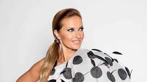 Cristina ferreira regressa aos grandes formatos de entretenimento na tvi em 2021 com a adaptação portuguesa do programa de talentos internacional all together now. Cristina Ferreira Usa Visual Extravagante Em All Together Now Deslumbrante