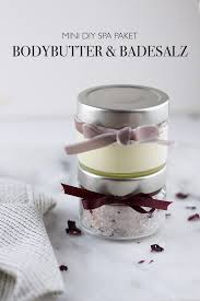 Zuerst gebt ihr die sheabutter, das kokosöl und das bienenwachs in eine schüssel. Diy Kosmetik Bodybutter Badesalz Selber Machen