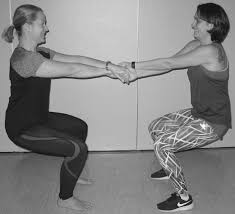 Der einbeinstand schult gleichgewicht und konzentration, erdet und sorgt für ausgeglichenheit. Zu Zweit Macht Sport Einfach Viel Mehr Spass Deshalb Zeigt Euch Kelly Heute Zwei Einfach Ubungen Fur Euer Nachste Yoga Ubungen Zu Zweit Partnerubungen Workout