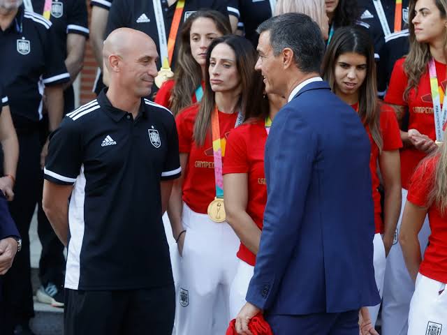 Imagen de archivo del presidente del Gobierno en funciones, Pedro Sánchez  (d), y del presidente suspendido de la Federación Española de Fútbol  (RFEF), Luis Rubiales