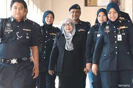 Pihak pendakwaan akan membuktikan bekas ketua pengarah organisasi perisikan luar malaysia (meio) datuk hasanah abdul hamid melakukan pecah amanah wang berjumlah us$12.1 juta (rm50.4 juta) dengan sebahagiannya. Hasanah Claims Trial To Cbt Charge The Edge Markets