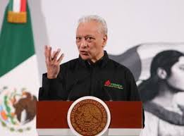 Esposa de Víctor Rodríguez Padilla, exdirector de Pemex, lo acusa de violencia; Sheinbaum promete ayuda