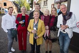 De twee zijn namelijk al 35 jaar getrouwd, al zij het met enkele tussenpozen. Erica Meiland Ik Zou Het Voor Martien Fijn Vinden Als Hij De Limburger Mobile