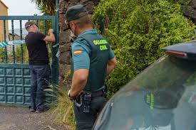 Gimeno (37 años) secuestró presuntamente en la noche del pasado 27 de abril en la isla canaria de tenerife a sus hijas de uno y seis años. Tenerife Los Perros De La Guardia Civil No Hallan Rastro De Anna Y Olivia En El Nuevo Registro De La Casa Del Padre Espana