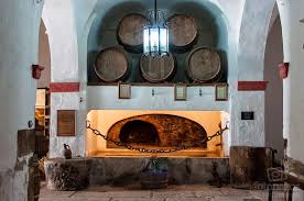 Para sus vinos escogen las variedades de cabernet sauvignon, garnacha, macabeo y tempranillo. Bodegas Medina En El Antiguo Convento Del Siglo Xvi De Zafra