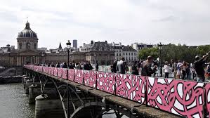 May 30, 2021 · love locks bridge, paris, france. Graffiti Replace Love Locks On Pont Des Arts Bridge In Paris Widewalls