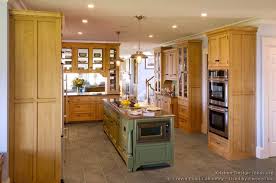 Traditional Light Wood Kitchen Cabinets Tt136 Crown Point Com Kitchen Design Ideas Org Green Island With Posts Kitchen Design Kitchen Wood Kitchen Cabinets