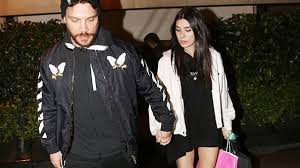 Şarkıcı sinan akçıl, uzun süredir birliktelik yaşadığı oyuncu sevgilisi burcu kıratlı ile 9 ay önce dünyaevine girmişti. Burcu Kiratli Ile Sinan Akcil In Nikahi Hakkinda Yeni Iddia