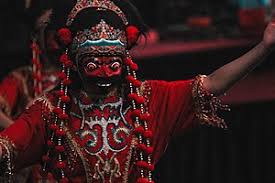 Ciri khas topeng malangan yakni memiliki keragaman warna yang unik dengan kombinasi lima warna dasar, yaitu merah, putih, hitam, kuning, dan hijau. Topeng Dance Wikipedia