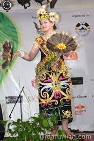 Kain sirat dikenali juga sebagai kain merupakan pakaian asas kaum iban. Pakaian Tradisional Etnik Sarawak Maruwiah Ahmat
