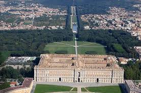 Il complesso monumentale della reggia di caserta. Pasquetta Alla Reggia Di Caserta Boom Di Presenze E Visitatori Nonostante I Giardini Chiusi Si Aspetta Ora Il Week End Del 25 Aprile Matese News